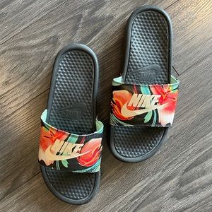 Womens printed Nike slides. Size 9.